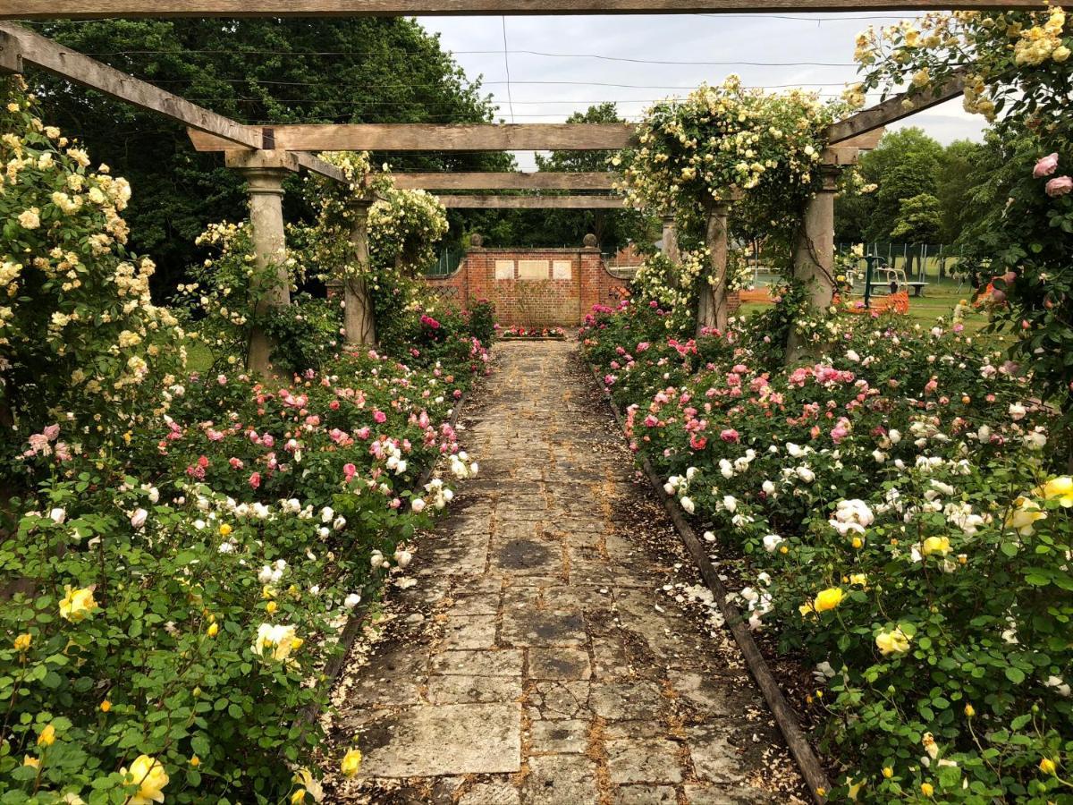 Secret Garden Glamping Otel Lymington Dış mekan fotoğraf