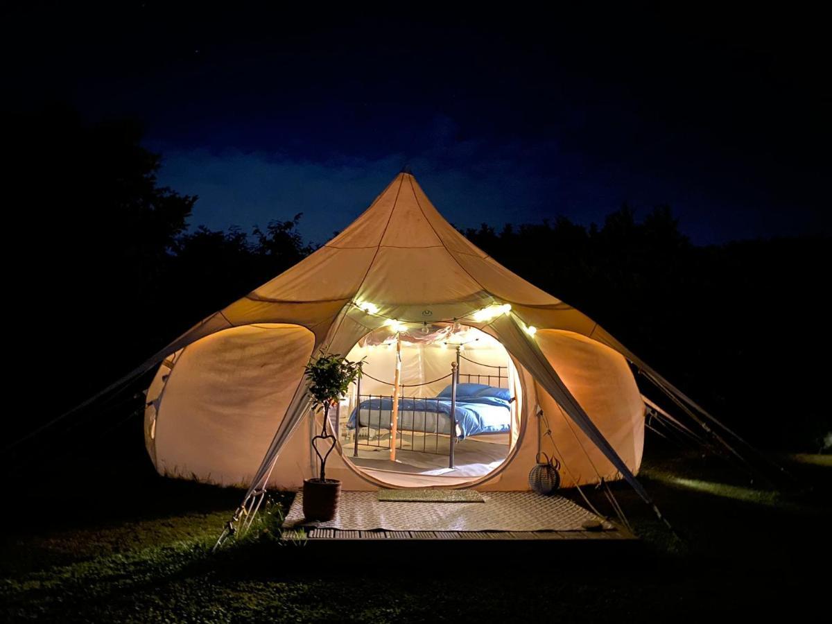 Secret Garden Glamping Otel Lymington Dış mekan fotoğraf